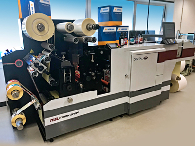 Eine digitale Druckmaschine mit mehreren Rollen und einem Bedienfeld, die für die Etikettenproduktion verwendet wird.