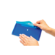 Eine Hand hält eine transparente, blaue Mappe mit einem Druckknopf, während die andere Hand die Mappe berührt.