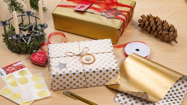 Verschiedene Geschenkesticker auf Geschenkepäckchen zu Weihnachten 