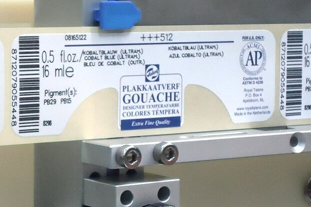 Laseraktivierbare Etiketten für Farbflaschen, im Produktionsprozess, Querformat