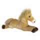 Ein liegendes, plüschiges Pferd mit braunem Fell und einer hellen Mähne. Es hat eine weiße Schnauze und dunkle Hufe.