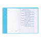 Ein offenes Buch mit handschriftlichem Text über die kleine Hexe, der verschiedene Aktivitäten und Speisen beschreibt.