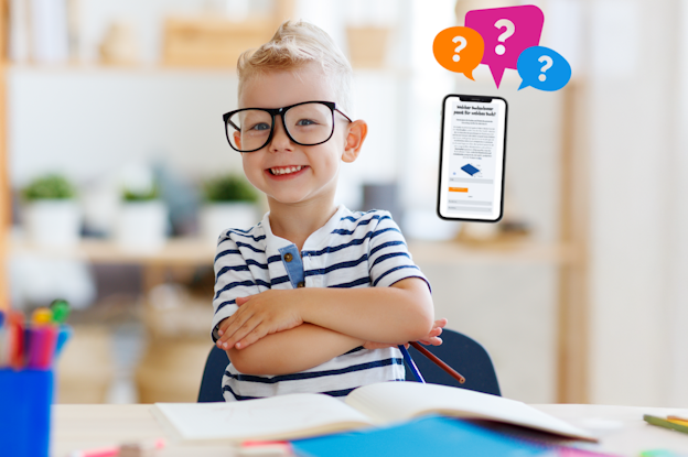 Kleiner Junge mit Buchschoner-Finder