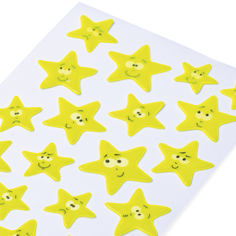 Gelbe Sternaufkleber mit verschiedenen Gesichtsausdrücken auf einem weißen Hintergrund.