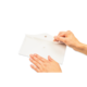 Eine Hand hält ein weißes Blatt Papier, während die andere Hand es sanft auf eine flache Oberfläche drückt.