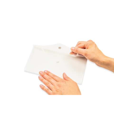 Eine Hand hält ein weißes Blatt Papier, während die andere Hand es sanft auf eine flache Oberfläche drückt.