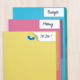 Bunte Ordner in verschiedenen Farben mit Beschriftungen: "Budget", "Meeting" und "To Do!" auf einem hellen Hintergrund.