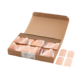 Ein Karton mit mehreren Stapeln von beige-farbenen Etiketten, einige Etiketten liegen daneben.