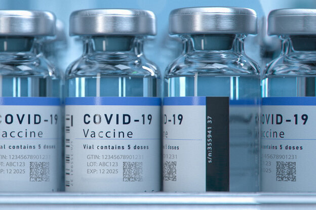 UV-Laseretiketten: Kennzeichnungsetiketten auf Impfstoff-Vials in Abfüllanlage, frontal, Querformat