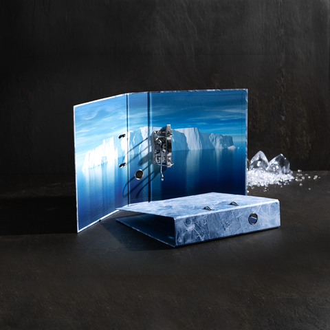 Ein blauer Ordner mit einem Bild von Eisbergen auf der Innenseite, geöffnet und auf einer dunklen Oberfläche platziert.