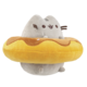 Kuscheltier einer Katze in einem Donut-Rettungsring, mit grauem Fell und einem lächelnden Gesichtsausdruck.
