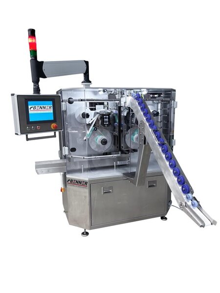 Automatische Verpackungsmaschine mit zwei Walzen, einem Förderband und einem Bedienfeld zur Steuerung.