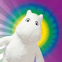 Ein weißes, plüschiges Mumin-Monster mit großen Augen und einem runden Körper, vor einem bunten, strahlenden Hintergrund.