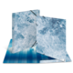 Transparente Ordner mit eisblauer Oberfläche, geöffnet und auf einem blauen Hintergrund platziert, der an Wasser erinnert.