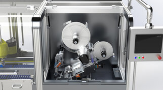 Automatisierte Maschine mit zwei Spulen und einem Steuerpanel, die für die Verarbeitung oder Verpackung von Materialien konzipiert ist.