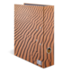 Ordner mit einer strukturierten Oberfläche in Sandmuster, orangefarben mit zwei Metallringen und einem Sichtfenster für Etiketten.