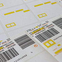 Kommissionsetikett mit farbigem Eindruckfeld, nachträglichem Eindruck von Produktdaten und Barcode