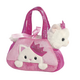 Rosa Handtasche mit einer Katzenapplikation und einem Plüschtier, das aus der Tasche schaut. Die Tasche hat zwei Tragegriffe und eine Schleife.