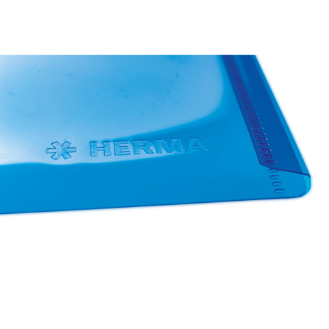Blauer Kunststoffordner mit dem eingeprägten Schriftzug "HERMA" auf der Vorderseite.