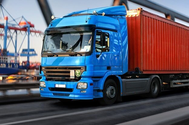 LKW auf einer Brücke am Hafen, in der Logistikindustrie, Querformat