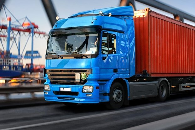 LKW auf einer Brücke am Hafen, in der Logistikindustrie, Querformat