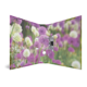 Blühende lila und weiße Blumen in einem Garten, mit einem Fokus auf die Farben und die Anordnung der Pflanzen.