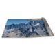Berglandschaft mit schroffen Gipfeln und Tälern, unter klarem Himmel. Die Szenerie zeigt eine beeindruckende natürliche Umgebung.