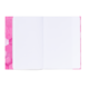 Ein offenes Notizbuch mit karierten Seiten und einem pinken, hexagonalen Design auf der linken Seite.