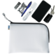 Ein transparenter Beutel mit einem Smartphone, Schlüsseln, einem USB-Stick, einem Ladegerät, einem Stift und einem Kabel.