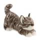 Plüschkatze in einer spielerischen Pose, mit gestreiftem Fell und großen, runden Augen.