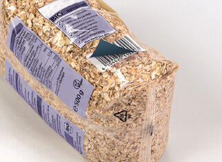 Verpackung mit Bio-Haferflocken, 500 g, zeigt Nährwertangaben und Zutatenliste auf der Seite. Die Angaben sind auf einem opaken Etikett dargestellt.