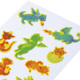 Bunte Aufkleber von Drachen in verschiedenen Farben und Posen, darunter fliegende und schlafende Drachen.