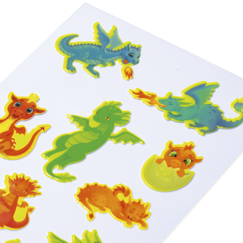 Bunte Aufkleber von Drachen in verschiedenen Farben und Posen, darunter fliegende und schlafende Drachen.