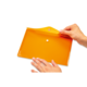 Eine Person hält eine orangefarbene, transparente Mappe mit zwei Druckknöpfen, während sie den Deckel öffnet.