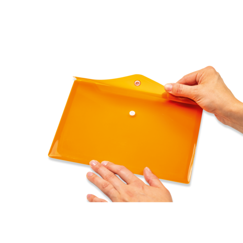 Eine Person hält eine orangefarbene, transparente Mappe mit zwei Druckknöpfen, während sie den Deckel öffnet.