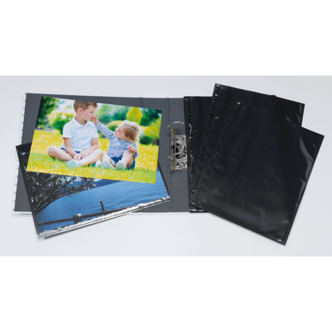 Ein Fotoalbum mit zwei Bildern: eines von zwei Kindern im Freien und eines von einer Landschaft. Leere schwarze Hüllen sind ebenfalls sichtbar.