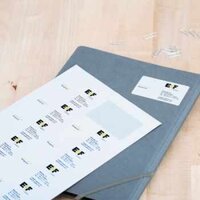 Anwendungsbild Visitenkartenetiketten auf Arbeitsmappe