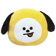 Gelbes, plüschiges Kissen in Form eines Hundes mit einem lächelnden Gesicht, schwarzen Ohren und herausgestreckter Zunge.