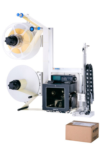 Etikettiermaschine mit zwei Rollen, einem Drucker und einem Karton im Vordergrund. Gerät zur automatischen Etikettierung.