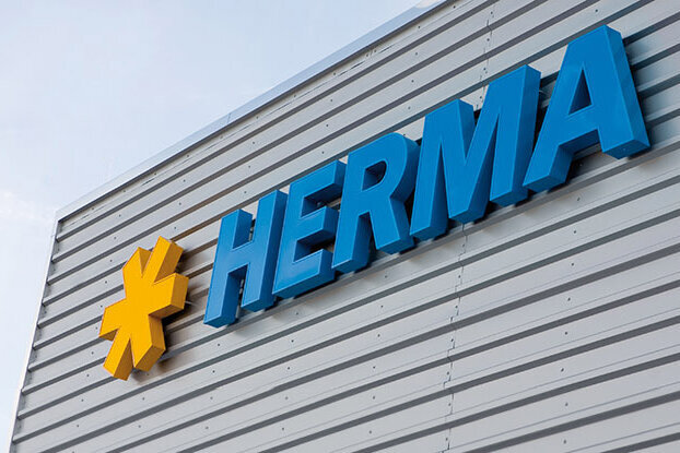 HERMA Logo am Gebäude, Querformat