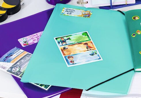 Sammelmappen & Schuletiketten auf Schreibtisch