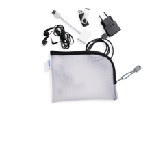 Ein durchsichtiger Beutel mit USB-Kabel, Ladegerät, Ohrhörern und einem USB-Stick.
