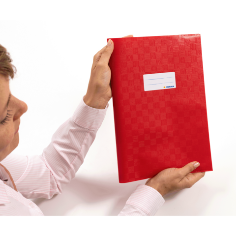 Ein Kind und ein Jugendlicher sitzen an einem Schreibtisch und malen. Im Hintergrund steht ein Regal mit Spielzeug und Kunstmaterialien.