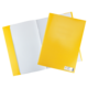 Gelbe Ordner mit einem weißen und einem karierten Blatt Papier, die offen auf einem weißen Hintergrund liegen.