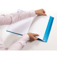 Eine Hand blättert durch einen offenen Ordner mit leeren Seiten und einem karierten Blatt auf der rechten Seite.