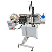 Automatische Etikettiermaschine mit Steuerungseinheit, Etikettenrolle und Förderband für präzises Etikettieren von Produkten.