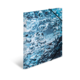 Wasseroberfläche mit Blasen und Lichtreflexionen, die eine dynamische und klare Textur erzeugen.