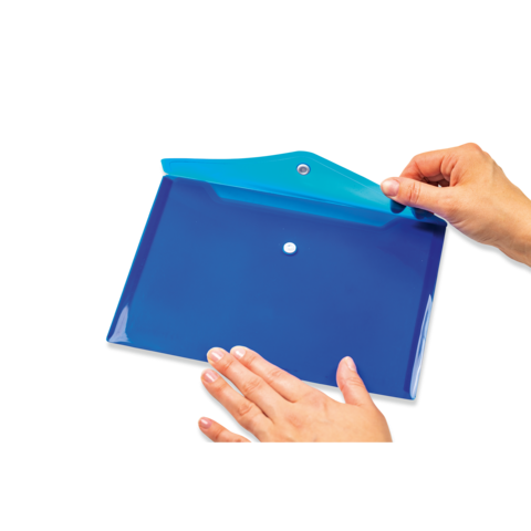 Eine Person hält eine transparente, blaue Mappe mit einem Druckknopfverschluss in der Hand.