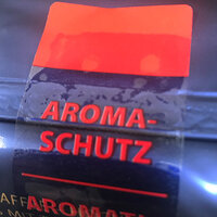 Verschlussetiketten: transparentes Wiederverschlussetikett, farbig bedruckt, auf Kaffeeverpackung aus Folie