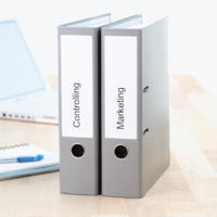 Zwei breite Ordner mit bedruckten Ordnerrückenschildern